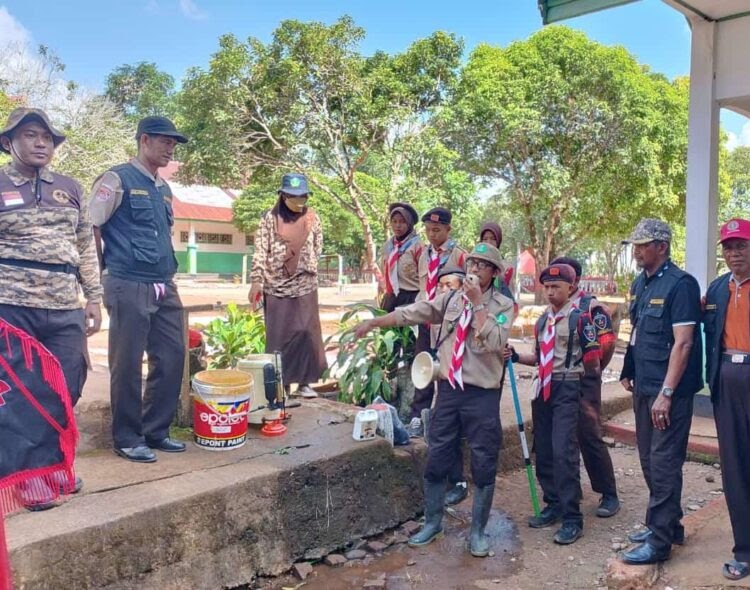PRAMUKA BANTU BAGIKAN OBAT HEWAN DAN DISINFEKTAN KEPADA&nbsp;PETERNAK
